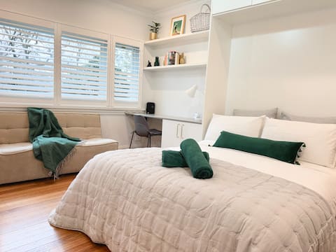 Top Airbnb: Riverside Art Deco South Yarra in South Yarra
