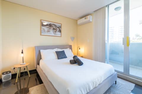 Spacious 2BR|Free Parking| 3 min walk to Chinatown