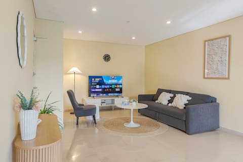 Spacious 2BR|Free Parking| 3 min walk to Chinatown