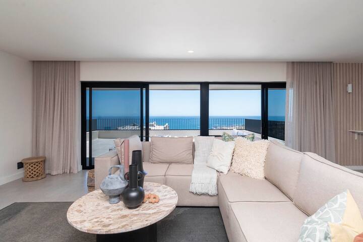NEW! Stylish 5 bedroom Camps Bay Villa gallery image 3