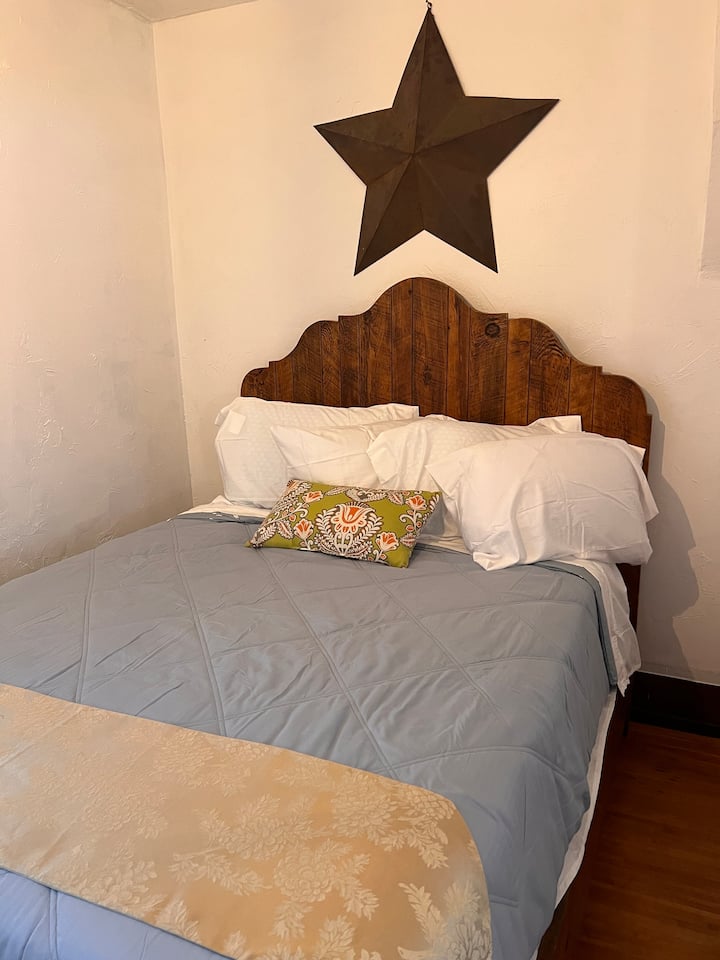 Ახალი პლუშის მატრასი „Queen size“.