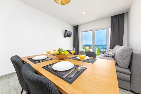 Popular Airbnb listing: Sea view app Milenko in Brela center in Općina Brela
