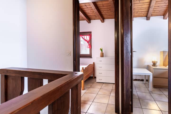 Chumba kimoja chenye starehe chenye mwonekano wa mazingira ya karibu. Inafaa kwa ajili ya mapumziko ya utulivu.