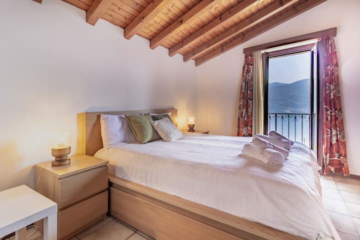 Chumba chenye starehe cha watu wawili kilicho na kitanda laini na mihimili iliyo wazi. Likizo bora kwa ajili ya mapumziko.