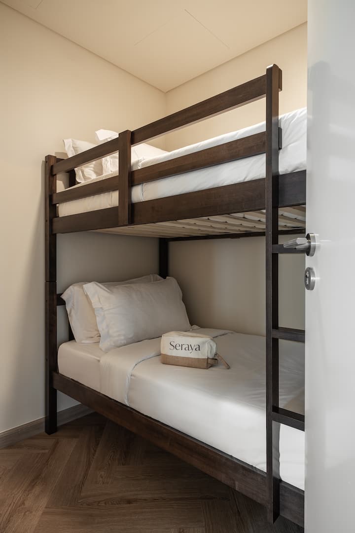 การเข้าพักที่มีสไตล์และใช้งานได้จริง มีเตียงสองชั้นที่อบอุ่นพร้อมผ้าปูที่นอนสะอาด และห้องน้ำในตัวที่หรูหราพร้อมฝักบัวอาบน้ำที่ทันสมัย เหมาะสำหรับเพื่อน ครอบครัว หรือกลุ่มที่ต้องการความสะดวกสบายในที่พักที่ออกแบบอย่างชาญฉลาด