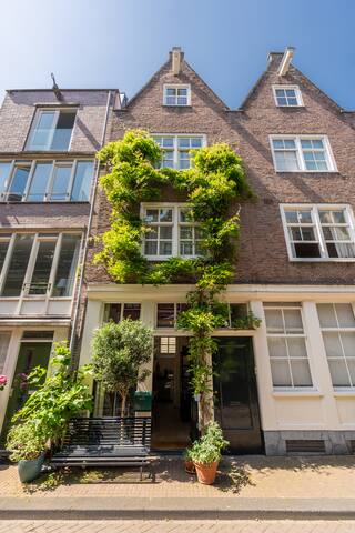 Charming Amsterdam city centre townhouse! gallery image 2