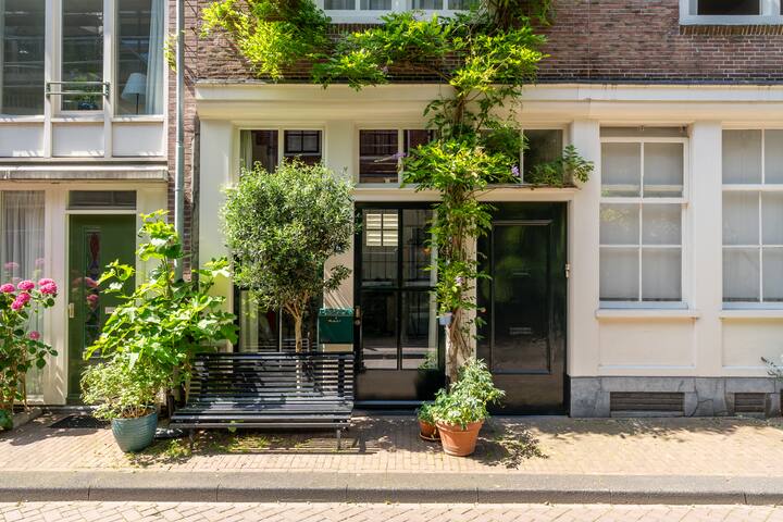 Charming Amsterdam city centre townhouse! gallery image 3