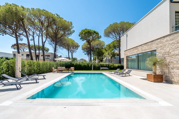 Luxury 3Bedroom Villa &Pool > Frontbeach Resort /3