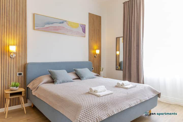 Suite principal, equipada con cama tamaño queen, Smart-TV y armario grande. Cada detalle está diseñado para garantizar el máximo confort y relajación, después de un día entre paseos, cultura y sabores genoveses.