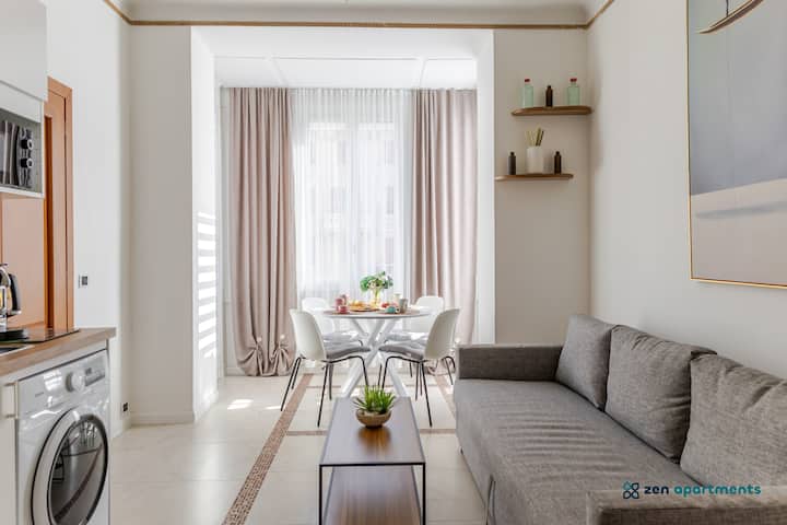 Sala de estar, el corazón del apartamento. Este entorno es perfecto tanto para relajarse después de un día entre paseos, cultura y sabores genoveses, como para trabajar de forma inteligente en una zona luminosa y elegante.
