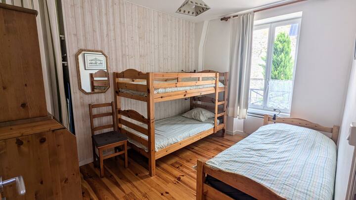 Dans la deuxième chambre, 1 lit superposé, un lit simple, un meuble avec table à langer et un espace de rangement pour les vêtements.  Lit bébé sur demande.