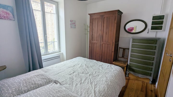 Dans la chambre 1, un lit double, et une armoire.