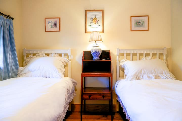 Стаята с 2 отделни легла и две единични легла