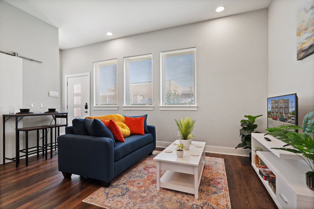 Მყუდრო საცხოვრებელი სივრცე თანამედროვე ატმოსფეროთი! Მოიცავს კომფორტულ ორადგილიან გამოსაწევ საწოლს, სმარტ-ტელევიზორს და ნათელ, ღია განლაგებას, რომელიც იდეალურია დასვენებისთვის ან დამატებითი სტუმრის მასპინძლობისთვის. Იდეალური ადგილია დასვენებისთვის ერთი დღის შემდეგ დასასვენებლად.