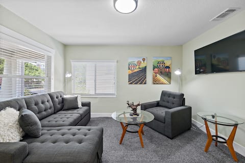 Successful Airbnb property: Cozy Home - 7 min. Walk to UC Davis, Sacramento in North Oak Park