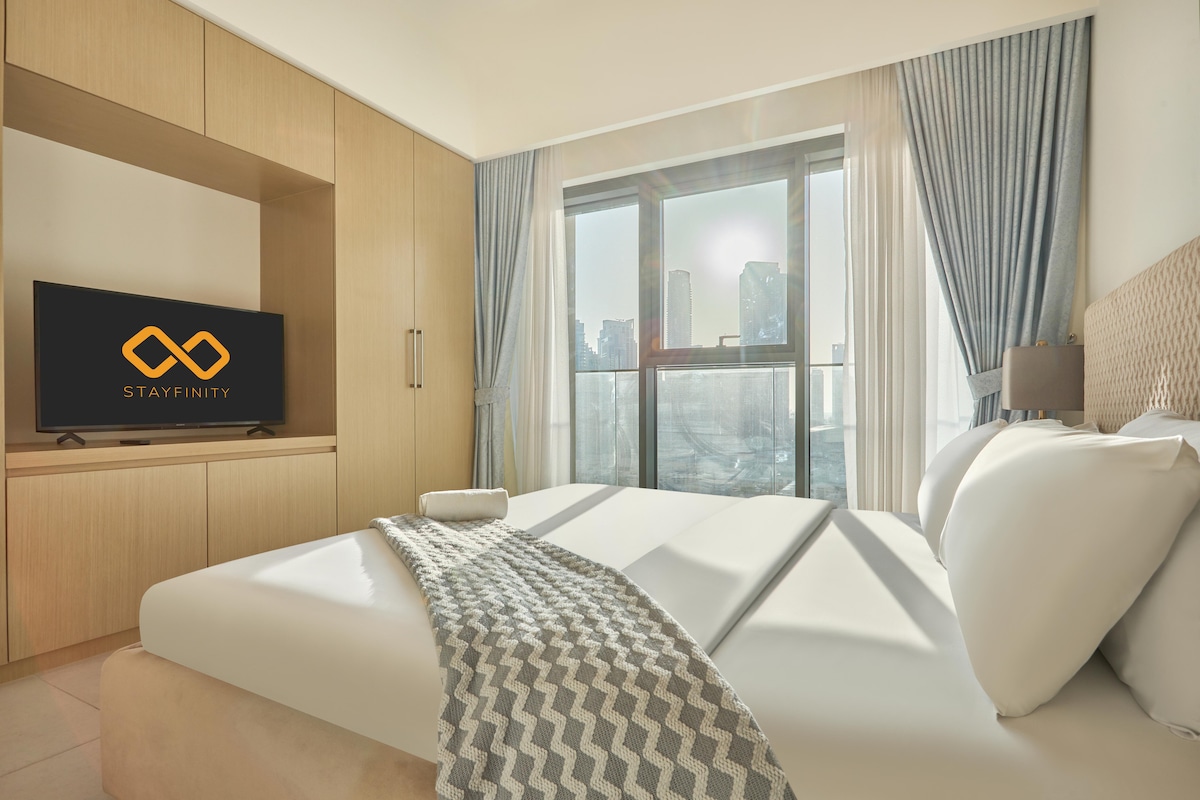 Zobuďte sa so zlatým slnečným svetlom prúdiacim cez okno, oddýchnite si v luxusnej posteľ king-size a vychutnajte si svoje obľúbené programy na Smart TV – to všetko pri pohľade na úžasné mesto. Len pár minút od zážitku At The Top v Burj Khalifa ✨

