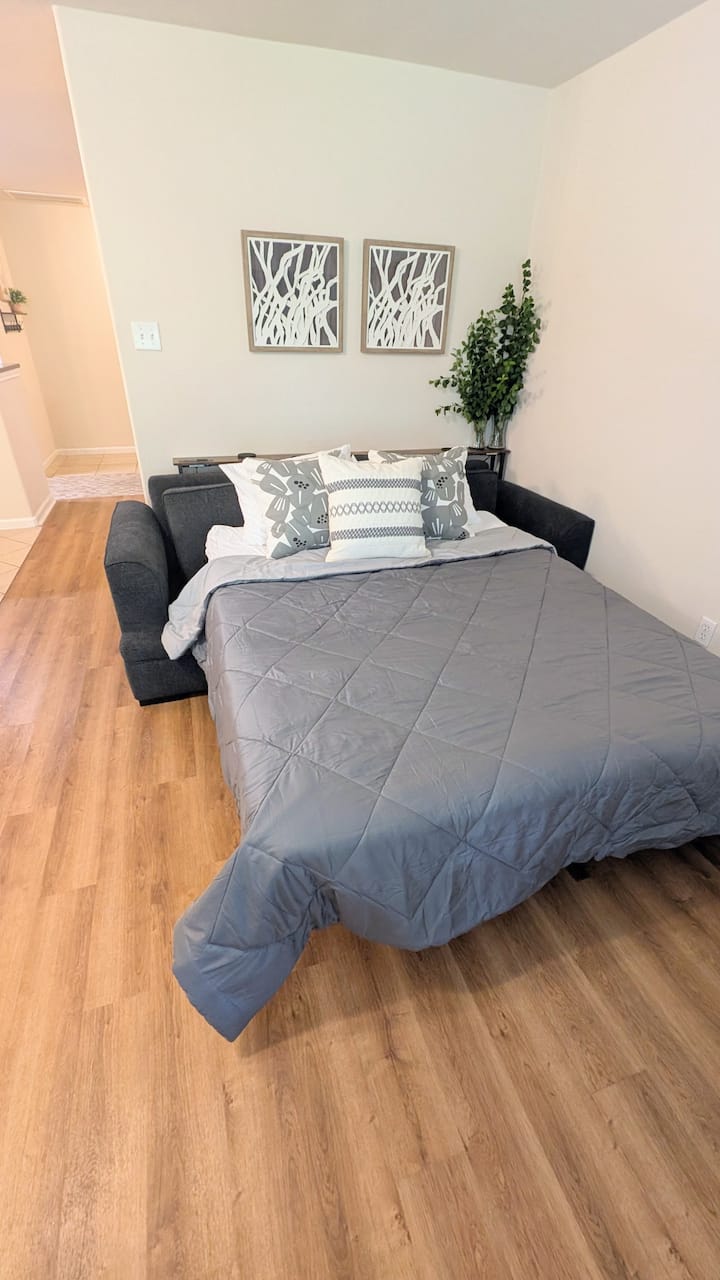 Sofa se lako pretvara u bračni krevet, a posteljina je osigurana. 