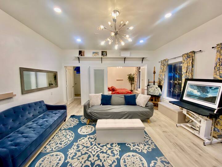 V tejto izbe je možné premeniť zamatovú pohovku na pohodlnú manželskú posteľ s vrchným matracom, dezinfikovaným poťahom na matrac, obliečkami a posteľnou bielizňou. Toto musí byť dohodnuté a vyžiadané pred príchodom. Dvojitý poplatok za nenahláseného hosťa.