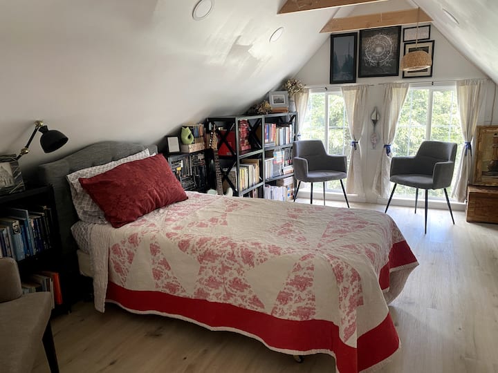 Špeciálna izba v plnej veľkosti v lofte s pohodlnou manželskou posteľou a priestorom na posedenie pri veľkých, 1,5-metrových oknách. Oká sú zabezpečené bezpečnostnými mrežami, ale za bezpečnosť detí sú zodpovední rodičia.