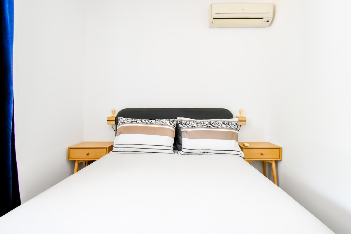 ห้องนอนที่ 2 เป็นห้องที่เงียบสงบและอบอุ่น เหมาะสำหรับนักเดินทางคนเดียวหรือเด็กๆ ในกลุ่มของคุณ