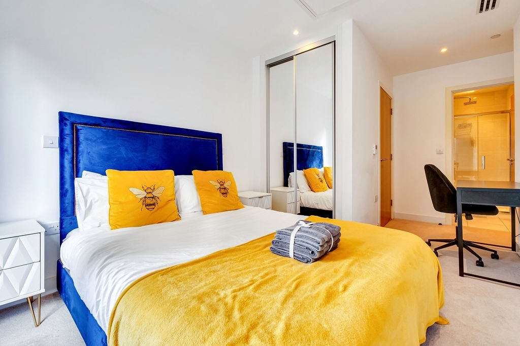 明亮俏皮的卧室，配有充满活力的黄色装饰，非常适合舒适愉快的入住体验。