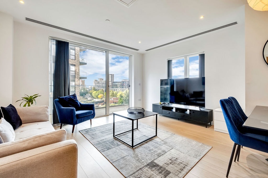 宽敞现代化的客厅，景色迷人，非常适合休憩或招待客人。