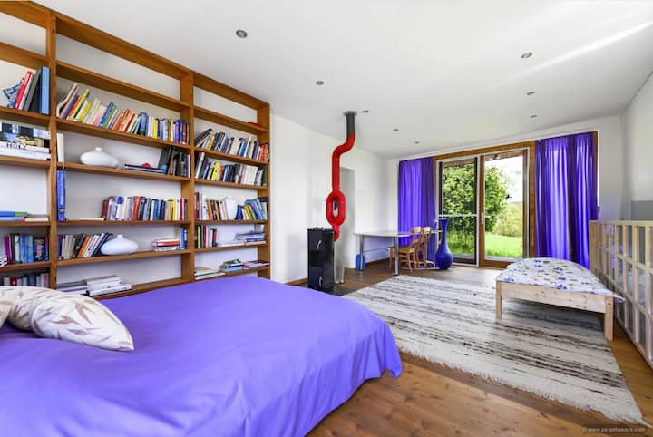 غرفة النوم 2: في بيت الضيوف، بجوار البيت الرئيسي مباشرة، يمكن الوصول إليها بشكل منفصل بمفتاحها الخاص (انظر الصورة مع منظر عين الطائر): سرير مزدوج، سرير أطفال، مرحاض ودش، طاولة عمل، تراس وتعتيم. 