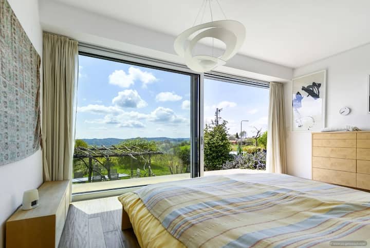 غرفة نوم بسرير مزدوج، تطل على الحديقة وحمام السباحة، مع ستائر للتعتيم. خزائن جانبية مع أدراج. توجد غرفة ملابس منفصلة.