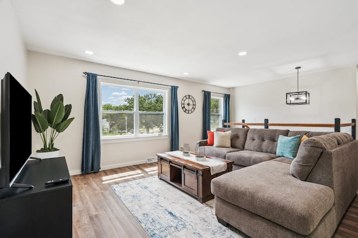 Sleeps 9 | Game Room | Family Friendly Home - Cedar Rapids, IA