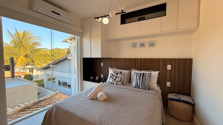 חדר מואר ונוח עם מיטה זוגית, עיצוב מודרני וארונות מתוכננים. 

חלון הזכוכית הגדול מציע נוף יפהפה והרבה אור טבעי.