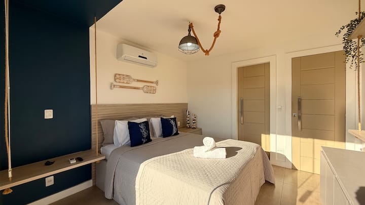 סביבה עם טלוויזיה חכמה, ארון מתוכנן ומרפסת עם נוף ירוק. 

אידיאלי להירגעות בנוחות ובסטייל, וליהנות מהנוף.