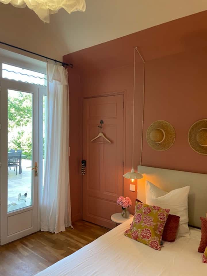 Habitación con acceso a terraza y jardín