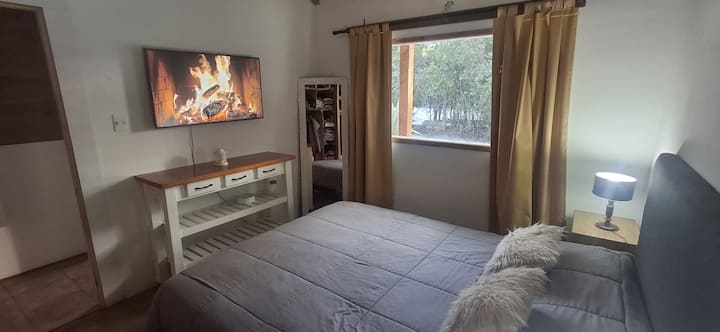 La chambre est confortable et calme avec une belle vue sur le jardin.
La salle de bain, la cuisine, la salle à manger et le reste de la maison sont partagés.