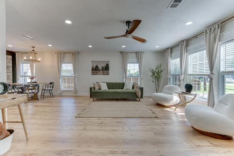 Downtown Ivory Studio Getaway• Walk Shops & Dining