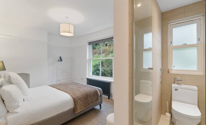 Hay un dormitorio doble con baño privado con ducha húmeda.