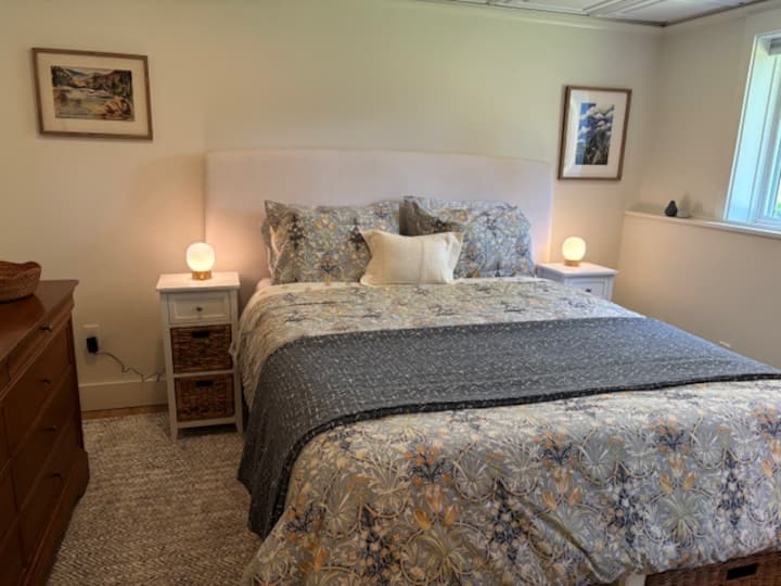 مساحة واسعة لأغراضك في خزائن خشب القيقب وخزانة مخصصة. تحتوي الطاولة بجانب السرير على مصابيح قراءة عصرية مع شواحن USB. 