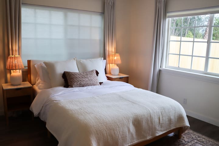 Gloednieuwe premium Queen size matrassen, fris beddengoed van hotelkwaliteit en zachte beddengoed en verduisterende gordijnen. 