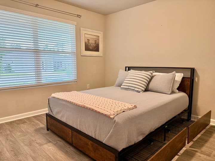 Cuatro cajones extraíbles debajo de la cama y enchufes de carga incorporados en el cabecero facilitan la organización. 