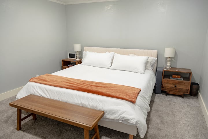 כולל חדר ארונות גדול, שולחן עבודה עומד וצג