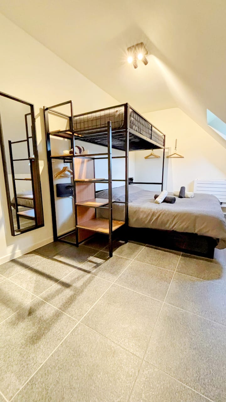 تقع غرفة النوم 3 في الطابق الثاني وتحتوي على حمام مجاور خاص بها. تستوعب الغرفة ثلاثة أشخاص وهي مجهزة بمكيف هواء لمزيد من الراحة.