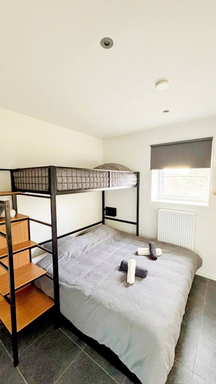 تقع غرفة النوم 2 في الطابق الثاني وتتسع لثلاثة أشخاص. على الرغم من أن الغرفة أصغر قليلاً، إلا أنها مريحة ومفروشة بشكل مريح لنوم جيد.