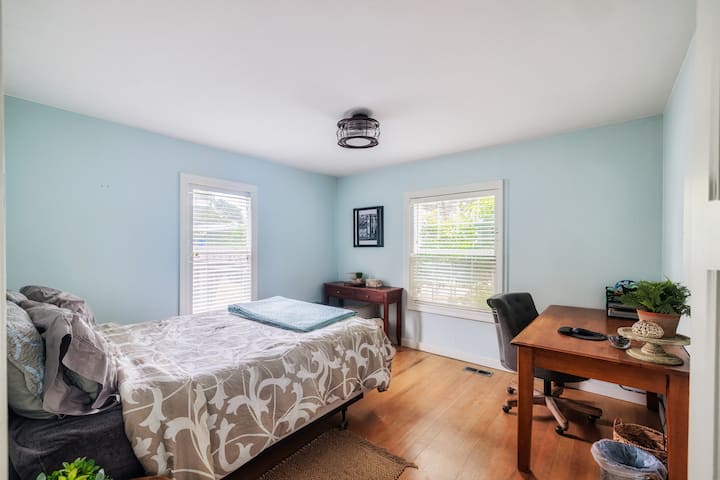 Large dedicated work space with a quality, comfortable work chair. Comfy queen bed.