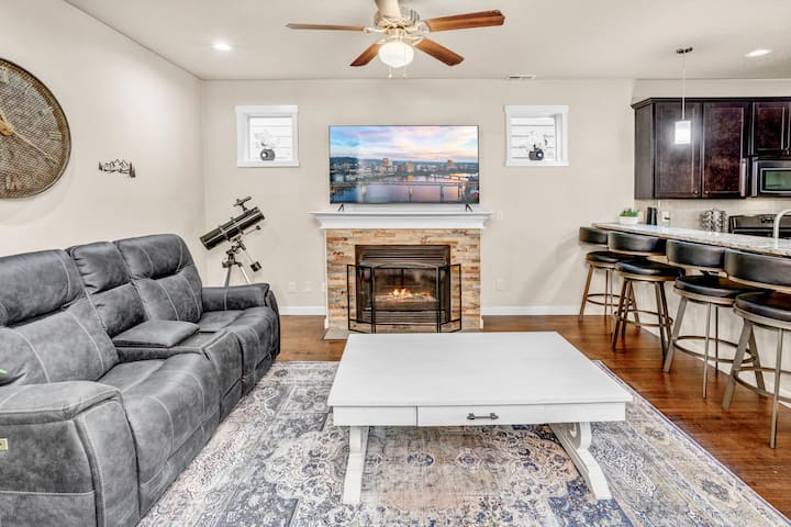Retro Arcade Paradise/4-br, Hot Tub, Sauna & Green - Forest Grove, OR