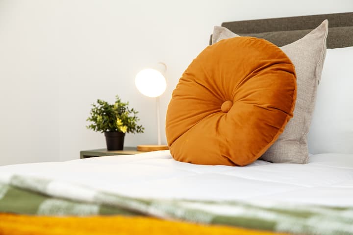 Потопете се в меки завивки и се събудете освежени в това светло и привлекателно помещение.