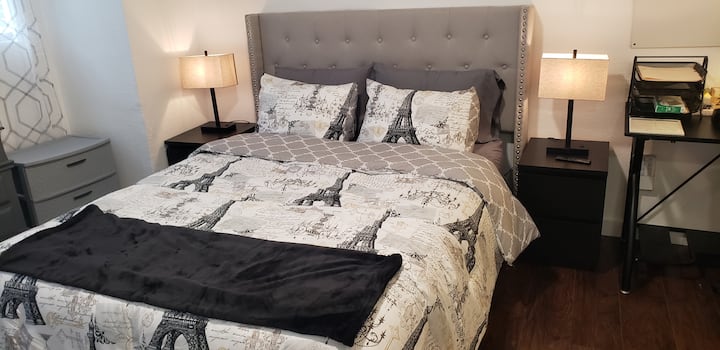 Krevat dopio "queen" me televizor, hapësirë pune dhe dërrasë me shigjeta.