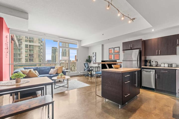 2 Bed 2 Bath Condo | 5 Mins To Stampede, Bmo, 17th - Calgary
