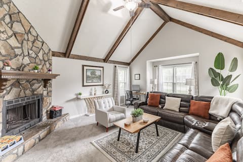 The Whisperwood cottage 4BR- pet friendly