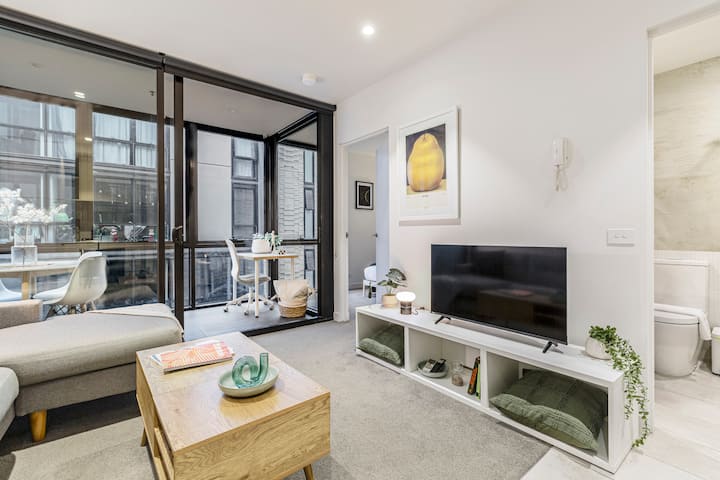 Central Location–Carpark Onsite -Walk to shops