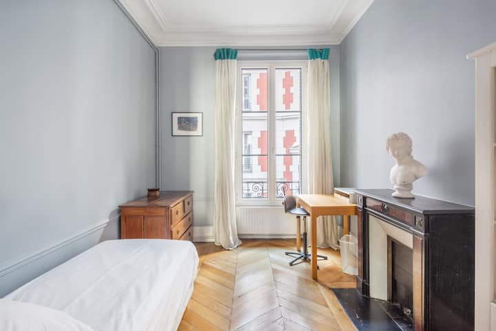 מיטת יחיד - שולחן עבודה - שידה וארון בגדים לאחסון.