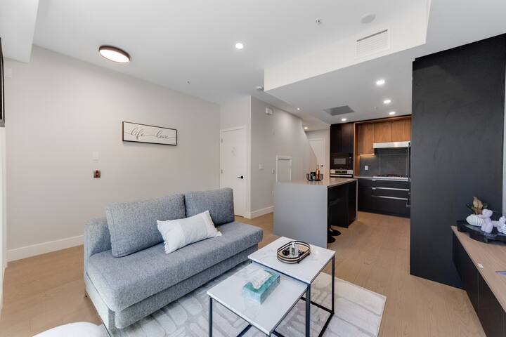 New Townhouse, Oakridge Mall | Skytrain | Parking gallery image 3